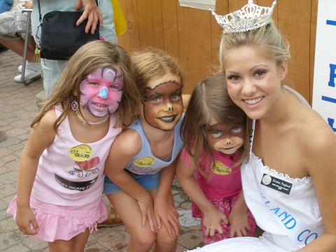 Haglund takes time to pose with some young girls at a fair in Michigan as Miss Oakland County in 2007.