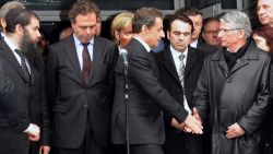 France's Pres. Nicolas Sarkozy (C), shakes hands with the mayor of Toulouse at the 'Ozar Hatorah' Jewish school.