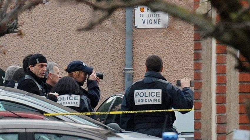 Policemen outside residence of the man suspected of a series of deadly shootings, on March 22, 2012 in Toulouse.