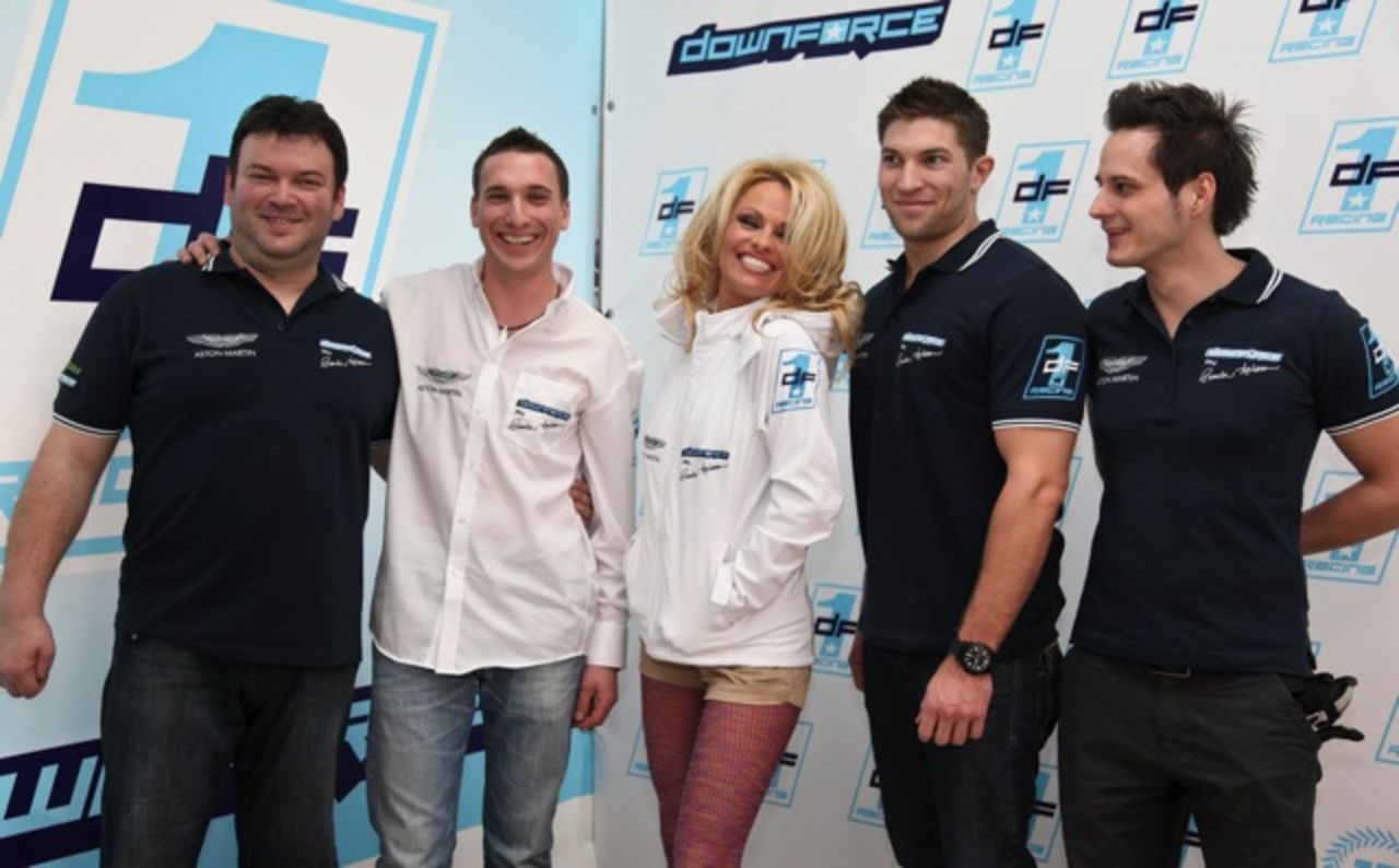 La actriz y modelo Pamela Anderson lanzó su escudería DownForce1 que prevé participar este año en la serie europea Le Mans y la International GT Open.