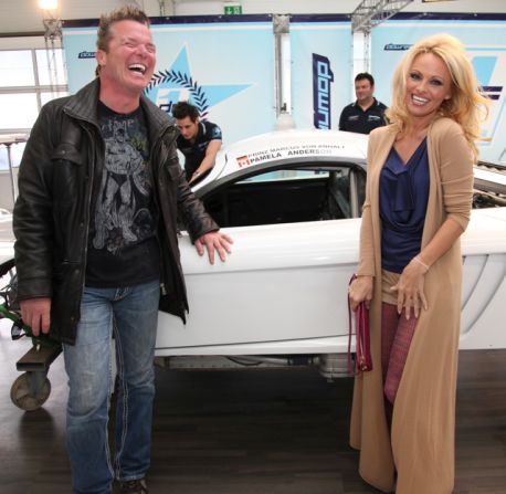 La exmodelo de Playboy estuvo acompañada del acaudalado alemán Prinz von Anhalt. Detrás, el coche de la escudería que participará en las competiciones.
