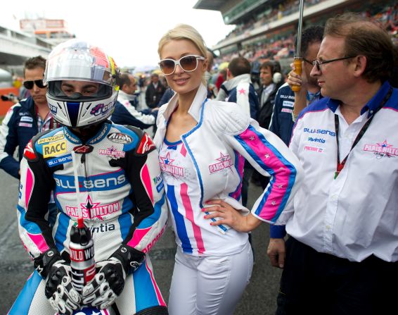 Anderson no es la primera celebridad en entrar al mundo de las carreras. Paris Hilton impulsó la creación del equipo SuperMartxe VIP Moto GP en 2010