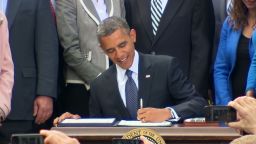 bts obama signs jobs act_00010908