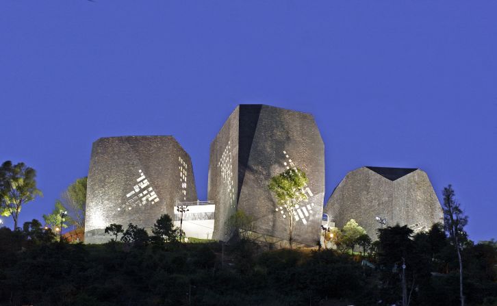 El Parque Biblioteca de España was designed by Bogotá-based architect Giancarlo Mazzanti. 