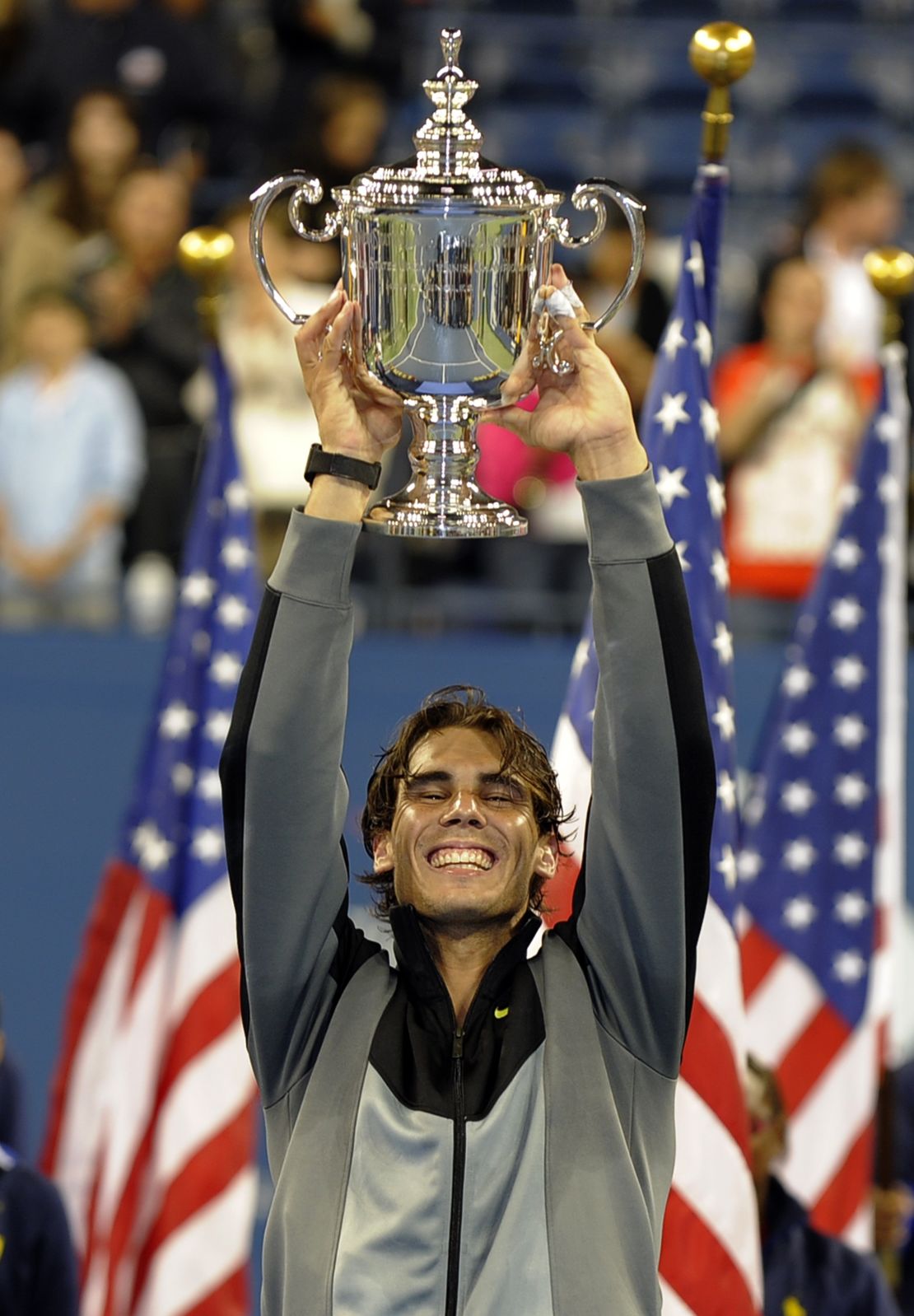 Rafael Nadal lifting the 2010 US Open trophy. 