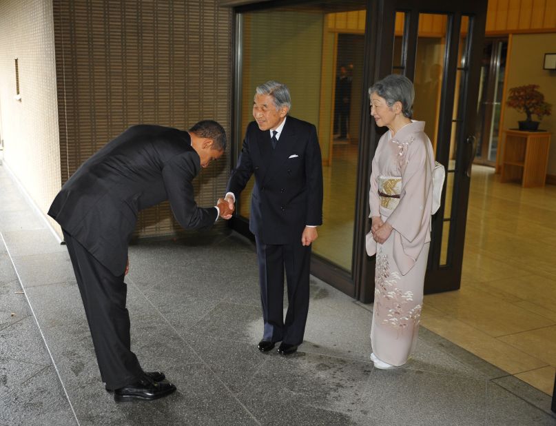Obama drew heavy criticism from conservative U.S. commentators for "grovelling" to a foreign leader when he greeted Japanese Emperor Akihito with a bow on a visit to Tokyo in 2009.