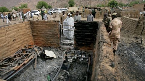 Sudanese soldiers and civilians inspect damage from clashes between the army and South Sudan's forces on April 12, 2012.