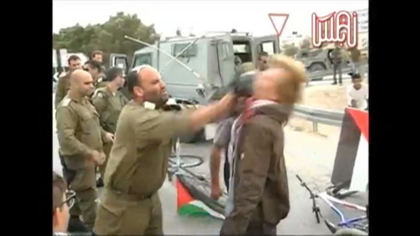israeli soldier activist gun jericho_00001414