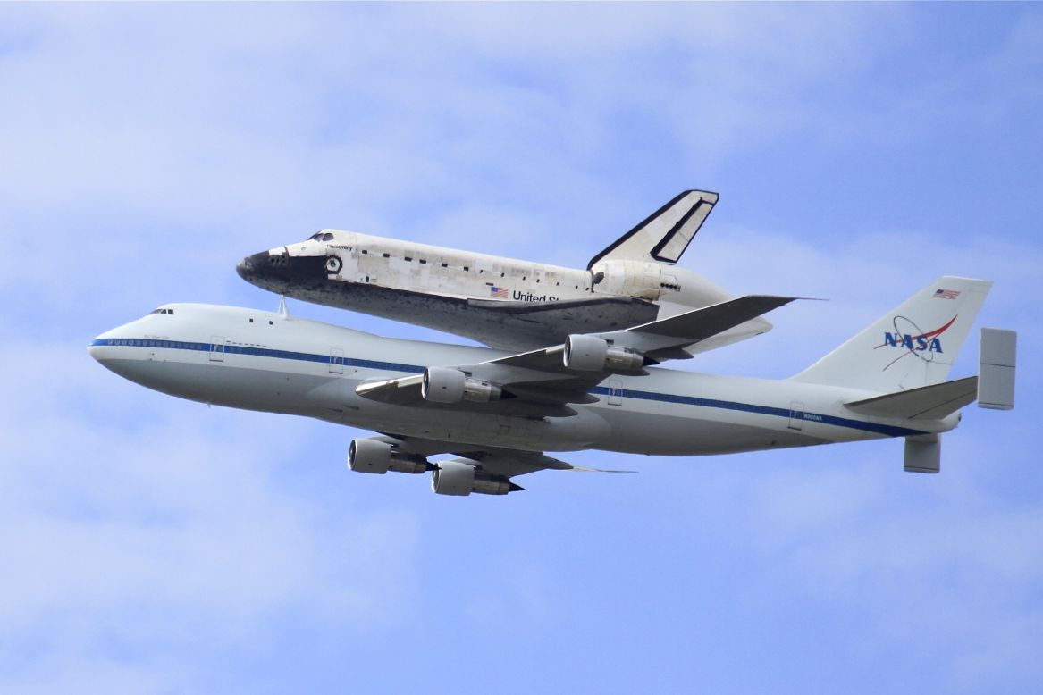 Discovery flies over the National Mall before being retired at the Udvar-Hazy Center.