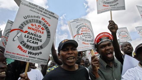 (file photo) Kenyan anti-corruption activists demonstrate in Nairobi on 17 February 2006.  