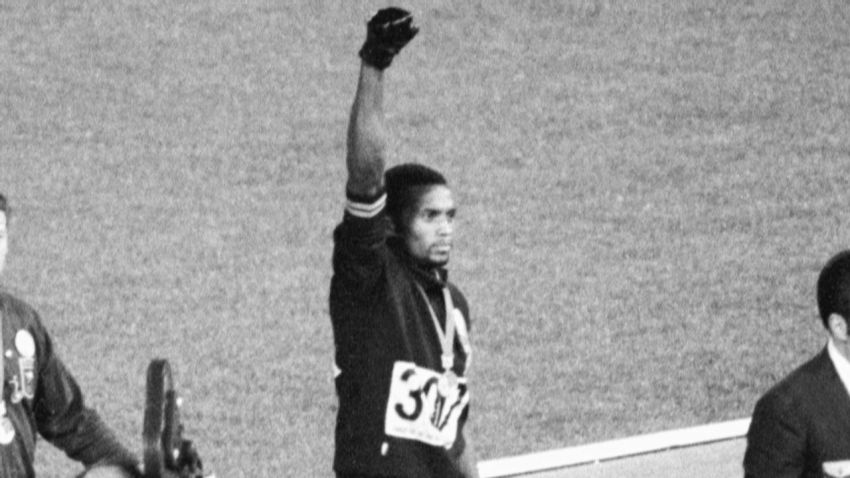 aiming gold olympics black power salute_00033208