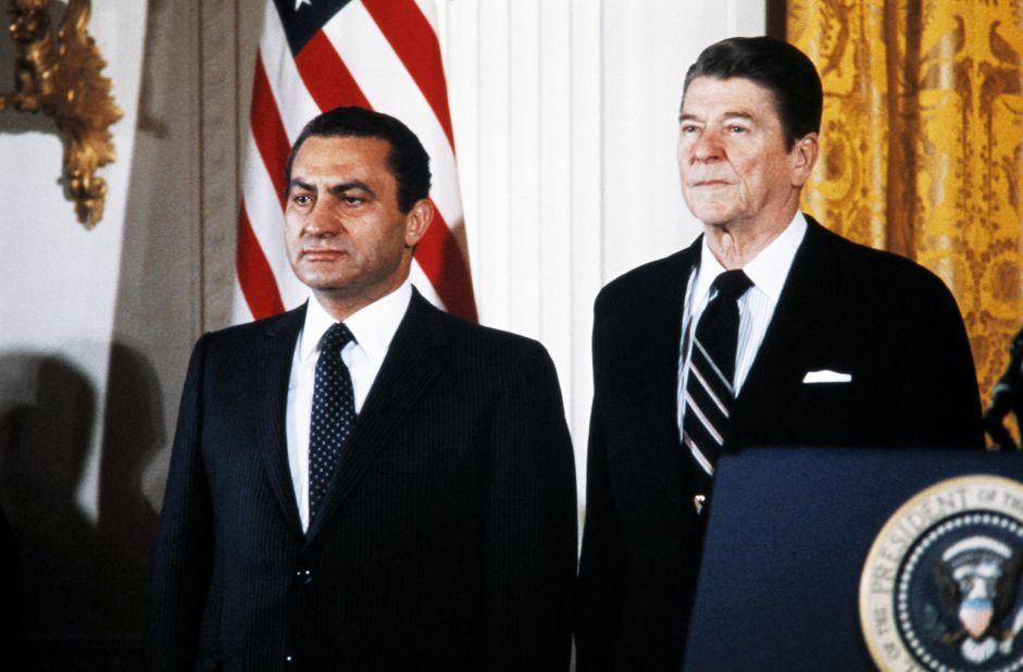 Mubarak poses with US President Ronald Reagan at the White House in 1982. 