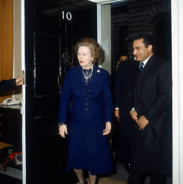 British Prime Minister Margaret Thatcher meets with Mubarak in London in 1985. 