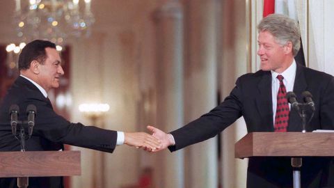 Mubarak and US President Bill Clinton hold a joint press conference in 1995. At the time, he was a key ally of the West.