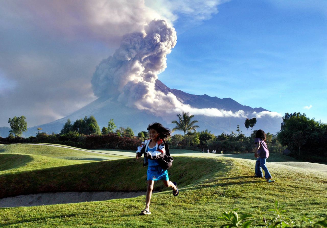 In the far warmer climes of Indonesia, a golf course can be found in the shadow of active volcano, Mount Merapi. 
