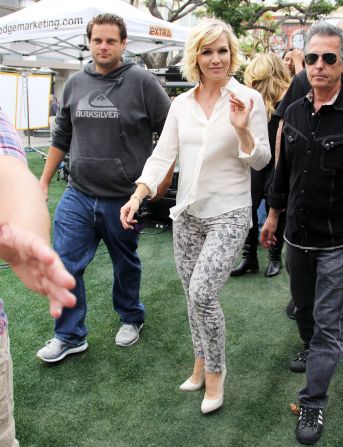 Jennie Garth visits "Extra" in Los Angeles.