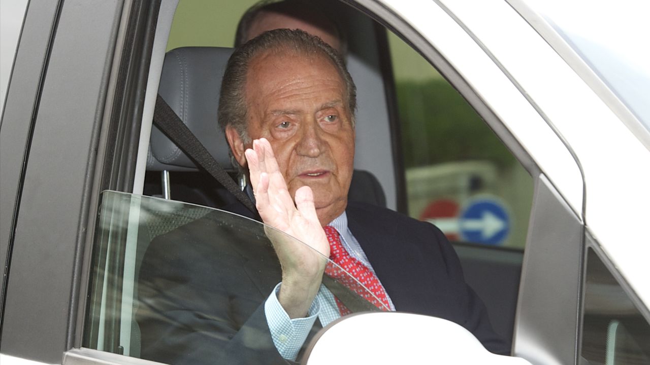 Spain's King Juan Carlos injured his hip after falling while on a private hunting trip in Botswana.