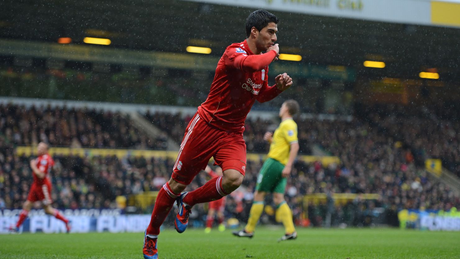 Luis Suarez scored with a memorable long-range effort as Liverpool beat Norwich City on Saturday.