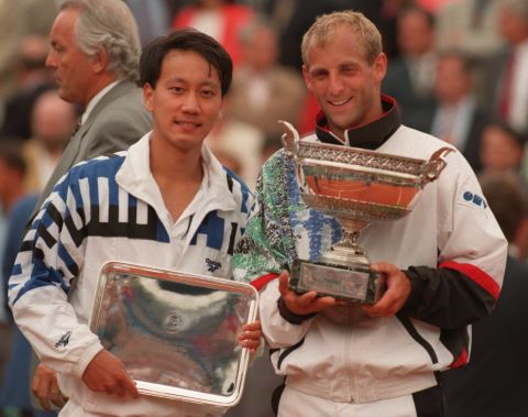 Michael Chang with winner Thomas Muster after the final of the French Open at Roland Garros in 1995.