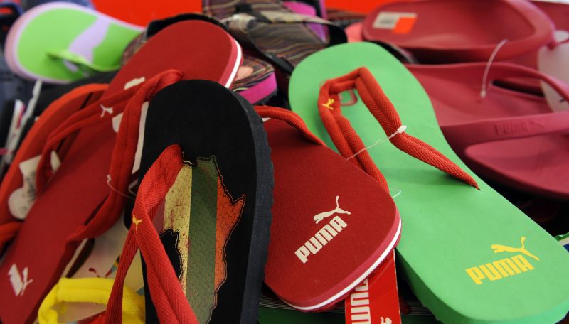 Tekkie town hotsell puma flip flops