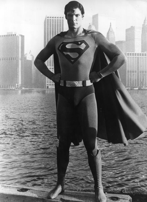 El fallecido Christopher Reeve, en la imagen, llevó la capa roja en "Superman" de 1978 y en sus tres secuelas. Brandon Routh tomó las riendas en "Superman regresa", y Henry Cavill protagonizó "El hombre de acero". 