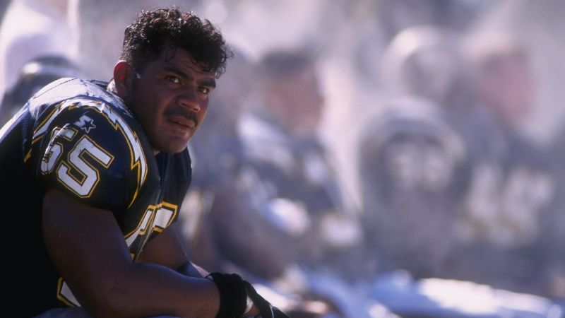 Junior Seau, Famed N.F.L. Linebacker, Dies at 43; Suicide Is Suspected -  The New York Times