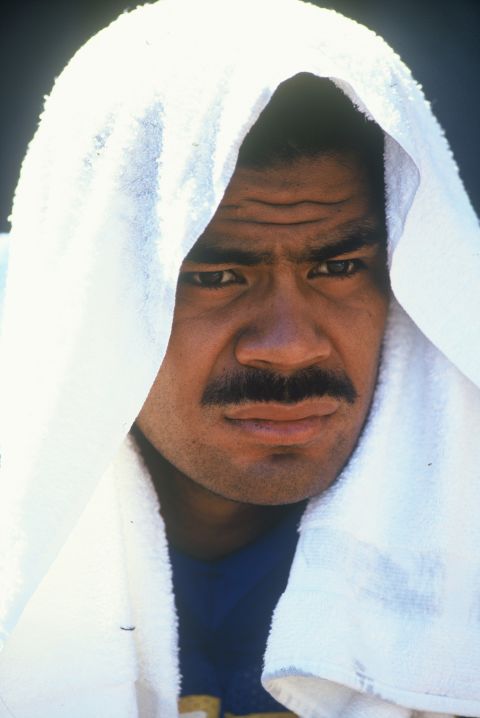 Seau sits with a towel over his head during a game at Jack Murphy Stadium in San Diego in 1996.
