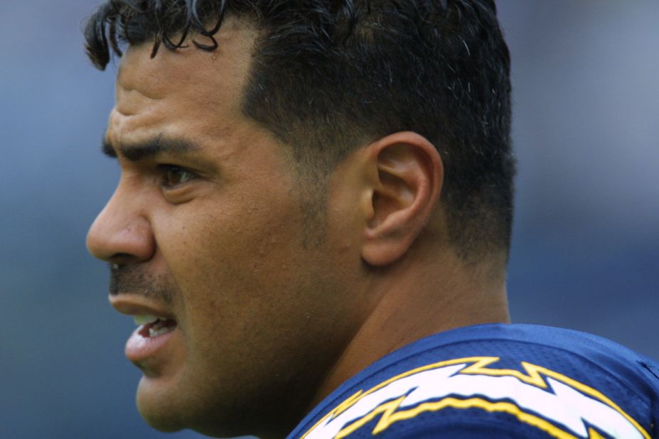Seau gets ready for a game against the Buffalo Bills in San Diego in 2001.