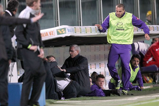 Delio Rossi lashes out at Adem Ljajic in the dug out after the midfielder sarcastically applauded his decision to replace him on the pitch. The outburst cost the Fiorentina coach Rossi his job.