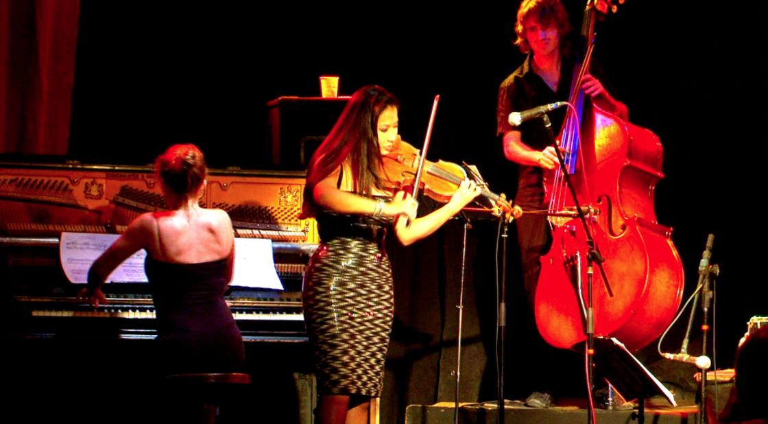 Here, accompanied by "Orquesta Tipica Andariega," she performed a tango standard, incorporating a solo violinist twist adapted especially for the fusion. Looking back, she says she was touched by the intimacy between the performers and the audience -- an experience she is unfamiliar with in the world's giant concert halls.