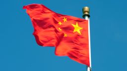 Китайското знаме се вее на площад Тянанмън след уволнението на политика Бо Силай от мощното Политбюро на страната в Пекин на 11 април 2012 г. 