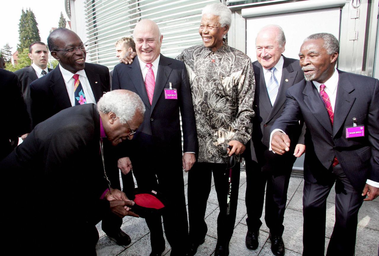 El arzobispo sudafricano Desmond Tutu (frente), el último presidente blanco de Sudáfrica Frederik De Klerk (segundo a la izquierda), el expresidente sudafricano y Premio Nobel de Paz Nelson Mandela (centro), el presidente de la FIFA Joseph Blatter (segundo, derecha) y el expresidente sudafricano Thabo Mbeki (derecha) en 2004 en Zúúich.
