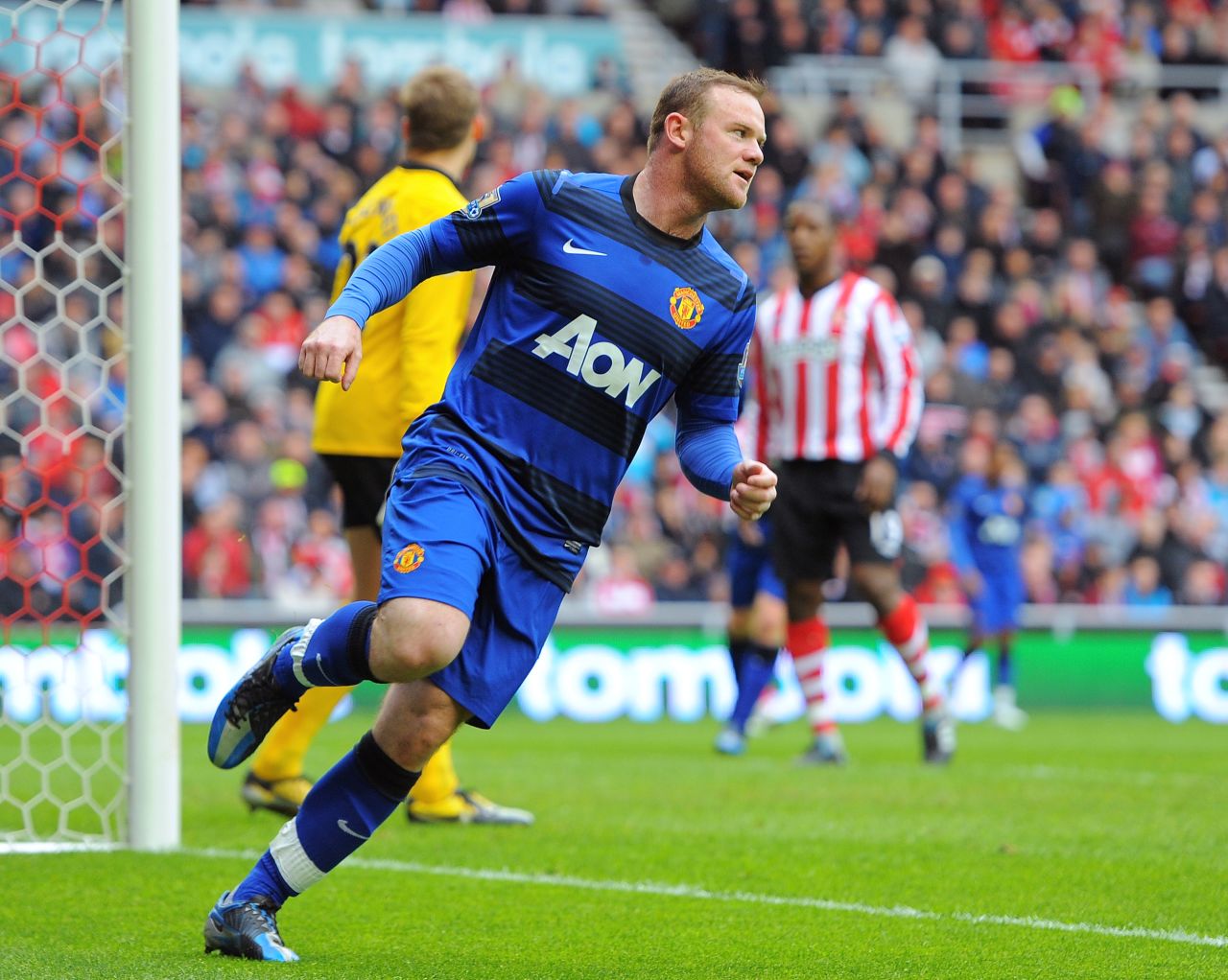 20 mins: Manchester United, relying on City to slip up against QPR, score first through Wayne Rooney in their must-win match at Sunderland. Advantage United!