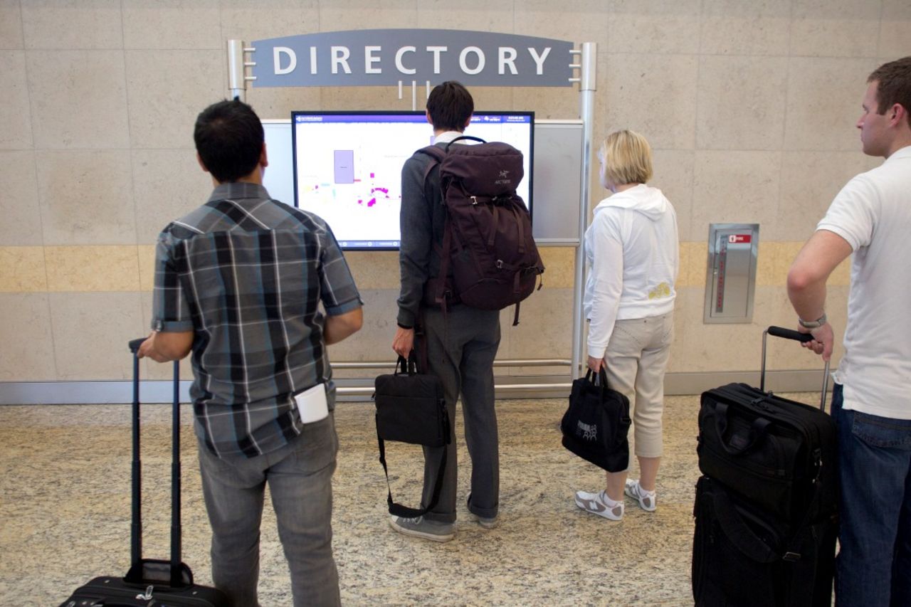 Electronic directories map out the location of restaurants, retail, restrooms, business centers and other services throughout the concourse. 