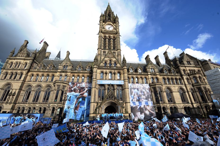 More than 100,000 fans gathered  in front of Manchester Town Hall as the City team emerged with the EPL trophy.