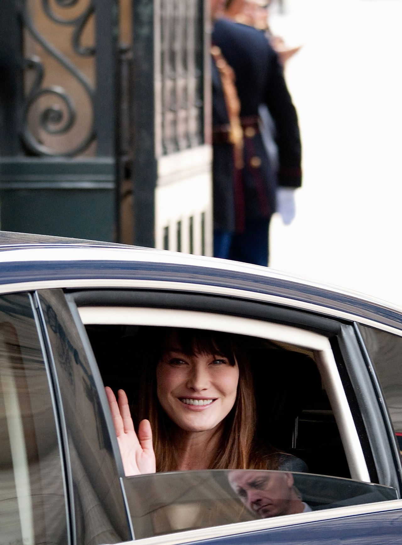 Sarkozy and wife Carla Bruni leave the Élysée Palace after Hollande's investiture.