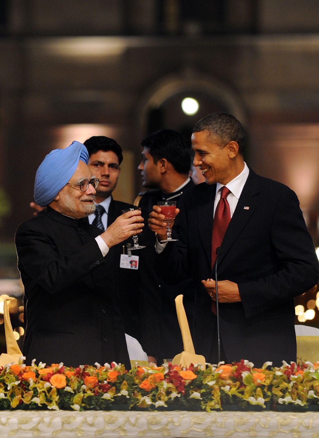 Barack Obama and Indian Prime Minister Manmohan Singh (L) toast during a banquet in New Delhi on November 8, 2010. 