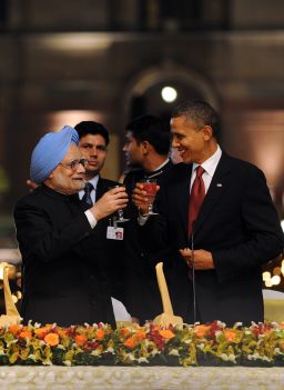 Barack Obama and Indian Prime Minister Manmohan Singh (L) toast during a banquet in New Delhi on November 8, 2010.