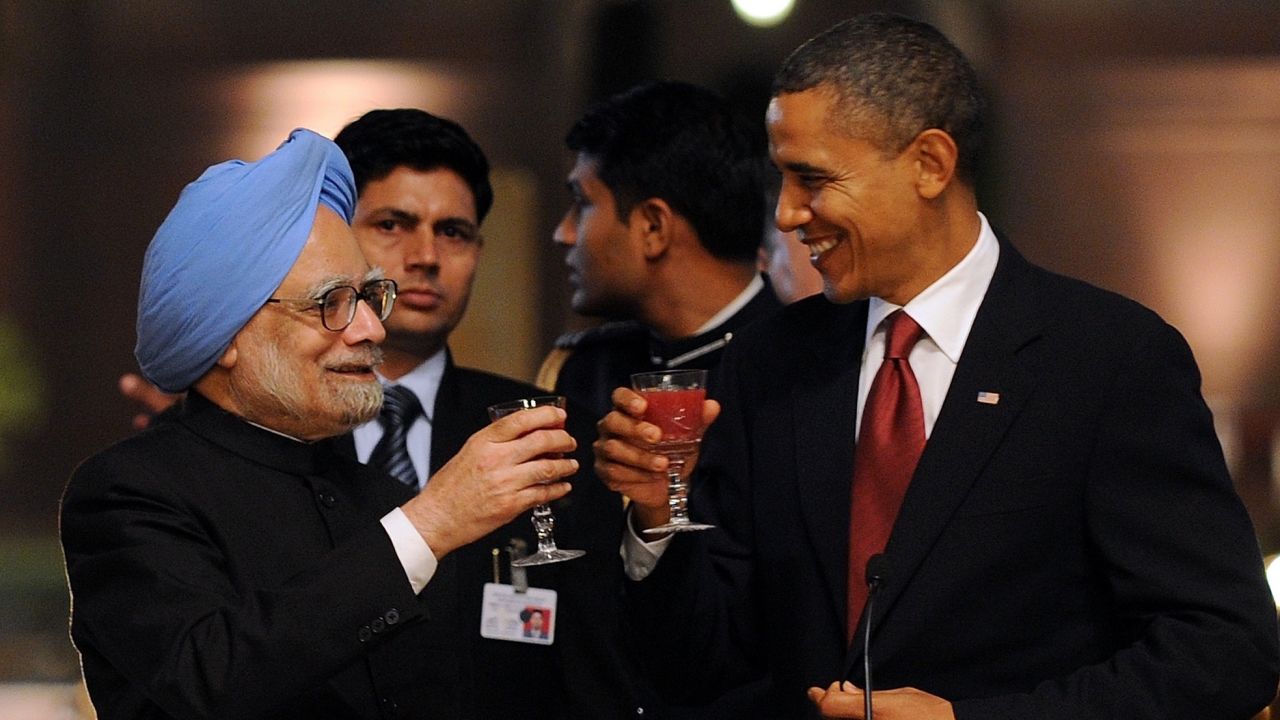 Barack Obama and Indian Prime Minister Manmohan Singh (L) toast during a banquet in New Delhi on November 8, 2010. 
