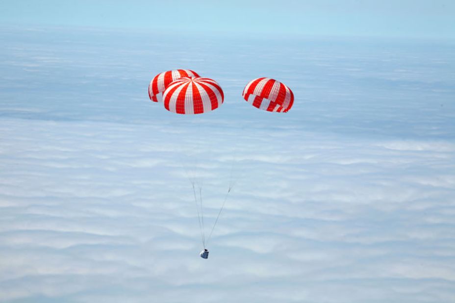 This image shows how Dragon returns to Earth, under parachutes, to splashdown in the ocean, much like the spacecraft of Mercury, Gemini and Apollo.