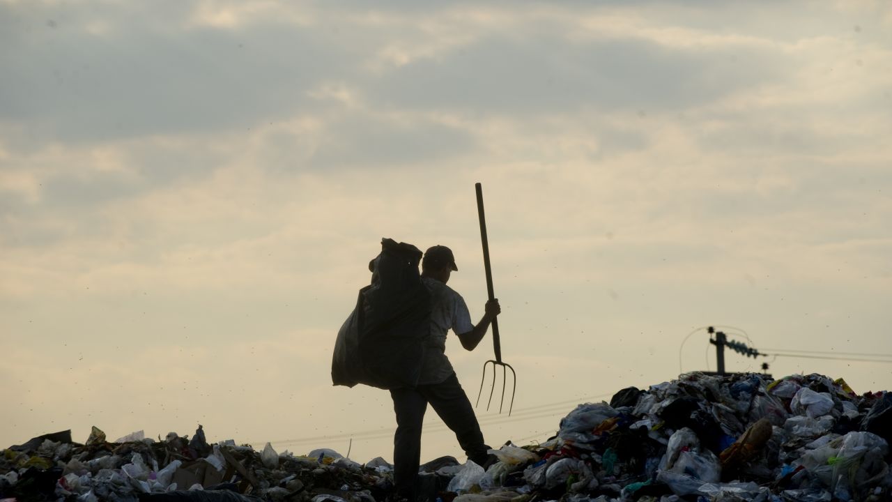 Road to Rio makes its final stopoff in Mexico city looking at the city's green initiatives like eco patrols and biking initiatives along with a visit to the landfill turning trash into energy.