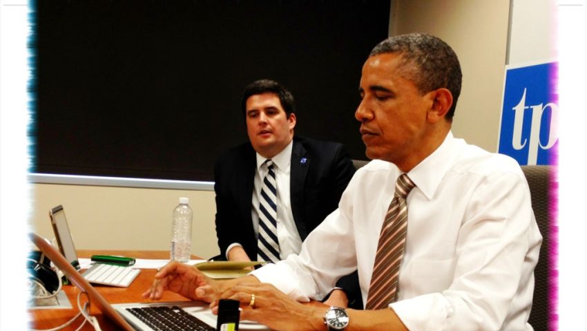 Twitter photo captured by White House photographer Pete Souza with effects.  Photo of POTUS answering questions on twitter now in Iowa ‪#whchat‬ pic.twitter.com/rQOyuxL3