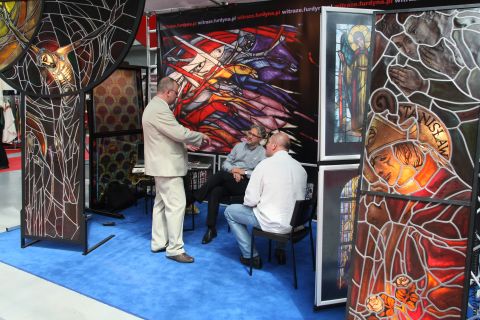 Exhibitors take a moment to discuss sales, and possibly higher matters, at the 2011 SacroExpo.