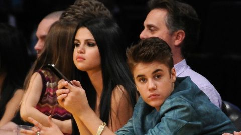  Justin Bieber and Selena Gomez watch the San Antonio Spurs play the Los Angeles Lakers  in Los Angeles.