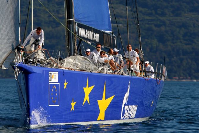 The "Esimit Europa 2" is the first sailing boat to compete under the European emblem and the first to be given the honor to fly the European flag.