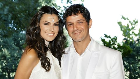 Raquel Perera married singer-songwriter Alejandro Sanz.