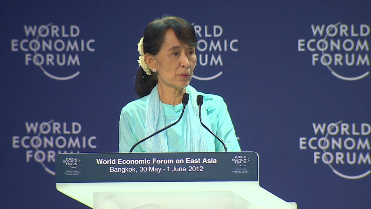 suu kyi at economic forum_00003210