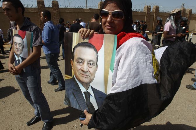 Mubarak supporters also showed up outside the courthouse, carrying signs and portraits.