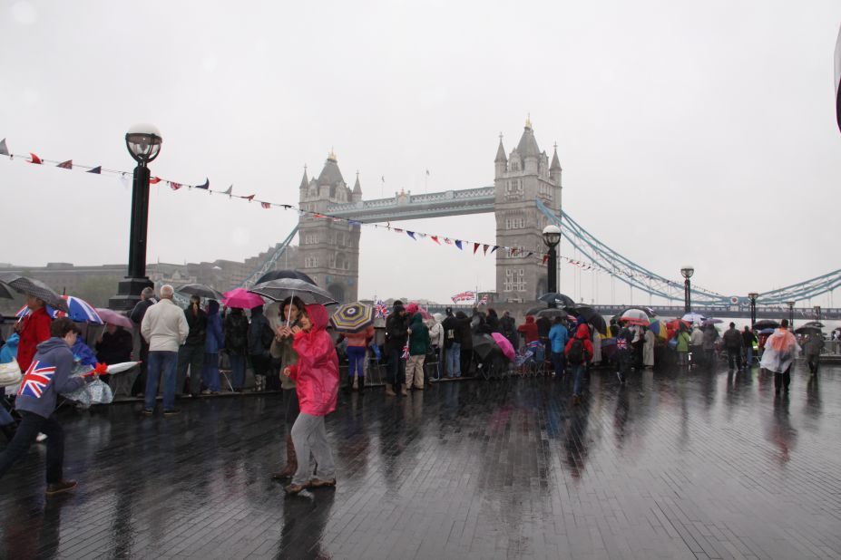 Despite the rain, tens of thousands gathered to get a good spot in time for the 1000-boat flotilla in the celebration of the queen's 60th year on the throne. 