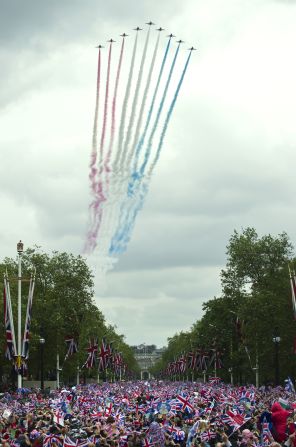 The Red Arrows fly over Buckingham Palace to celebrate the Queen's Diamond Jubilee in London on June 5, 2012.